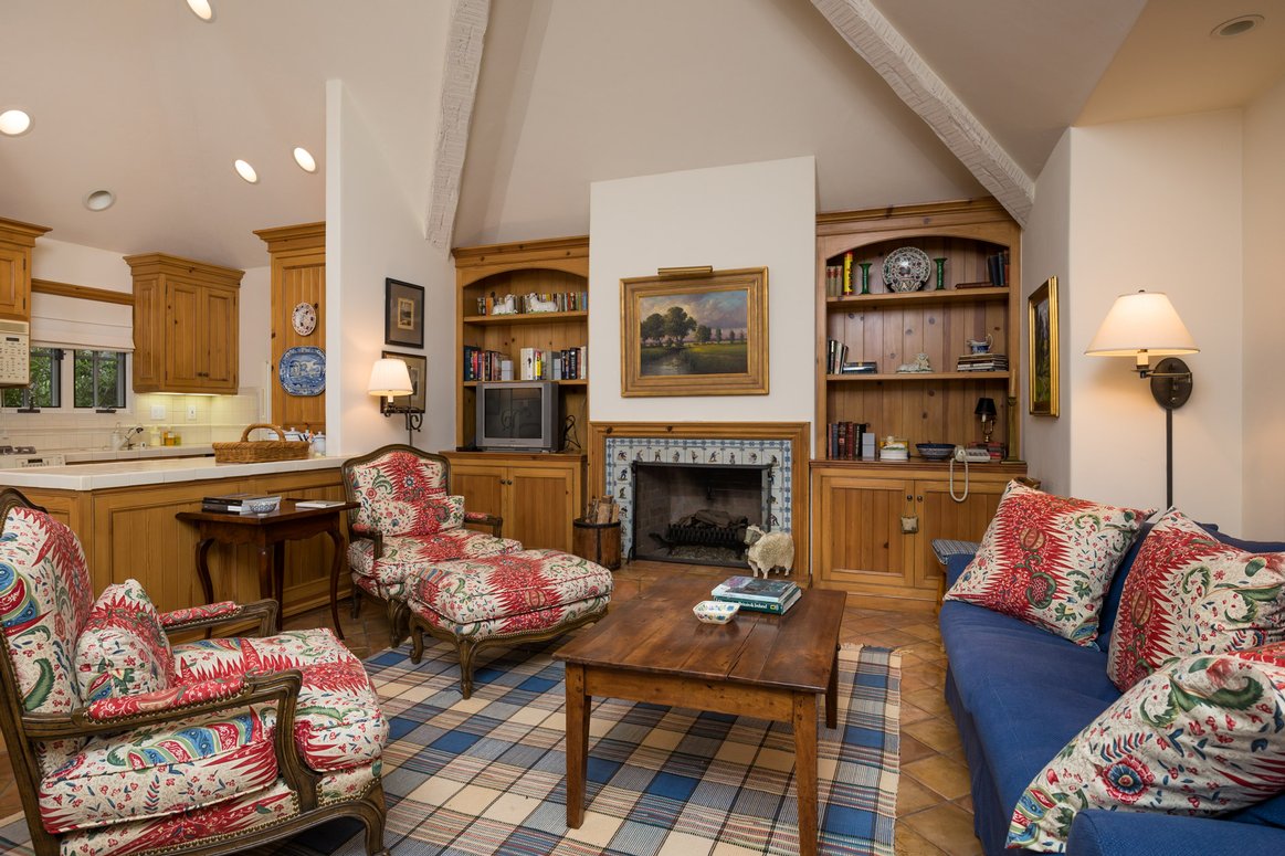 Classic-Carmel-CA-Bungalow-Guest-House-Interior