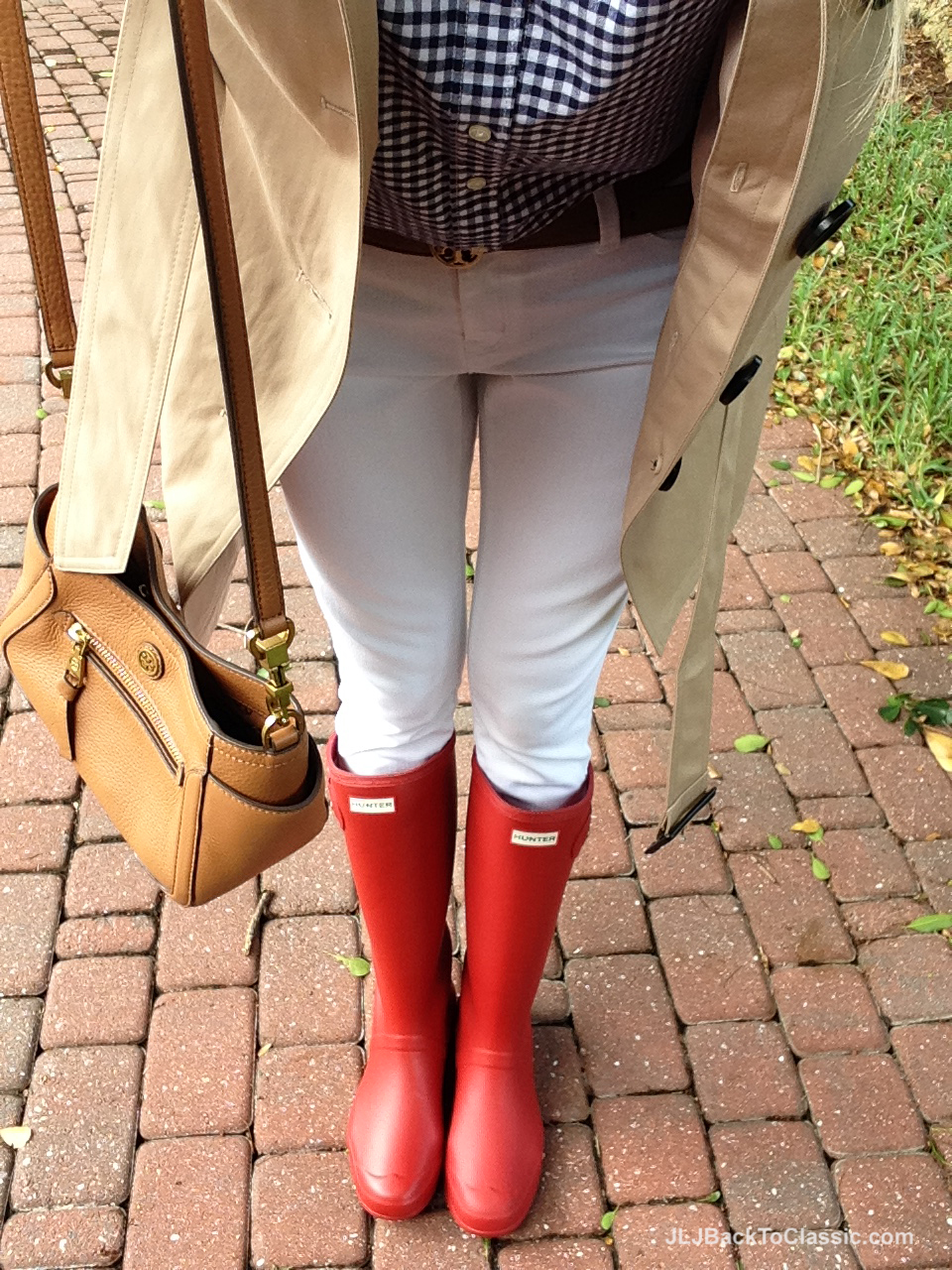 Video) Trench Coat, Gingham Button-Down Shirt, White Skinny Jeans, Cognac  Crossbody, and Red Hunter Boots – JLJ Back To Classic/