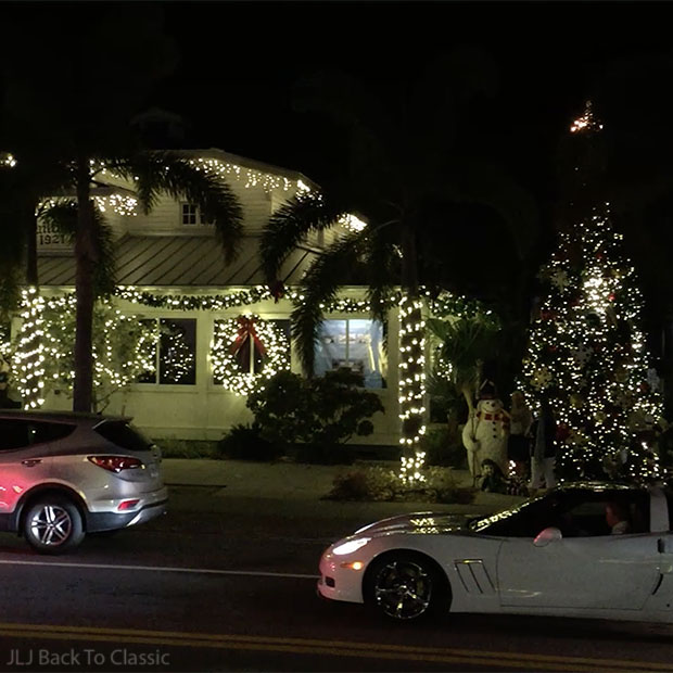 Christmas-Tree-And-Snowman-Third-Street-South-Naples-FL