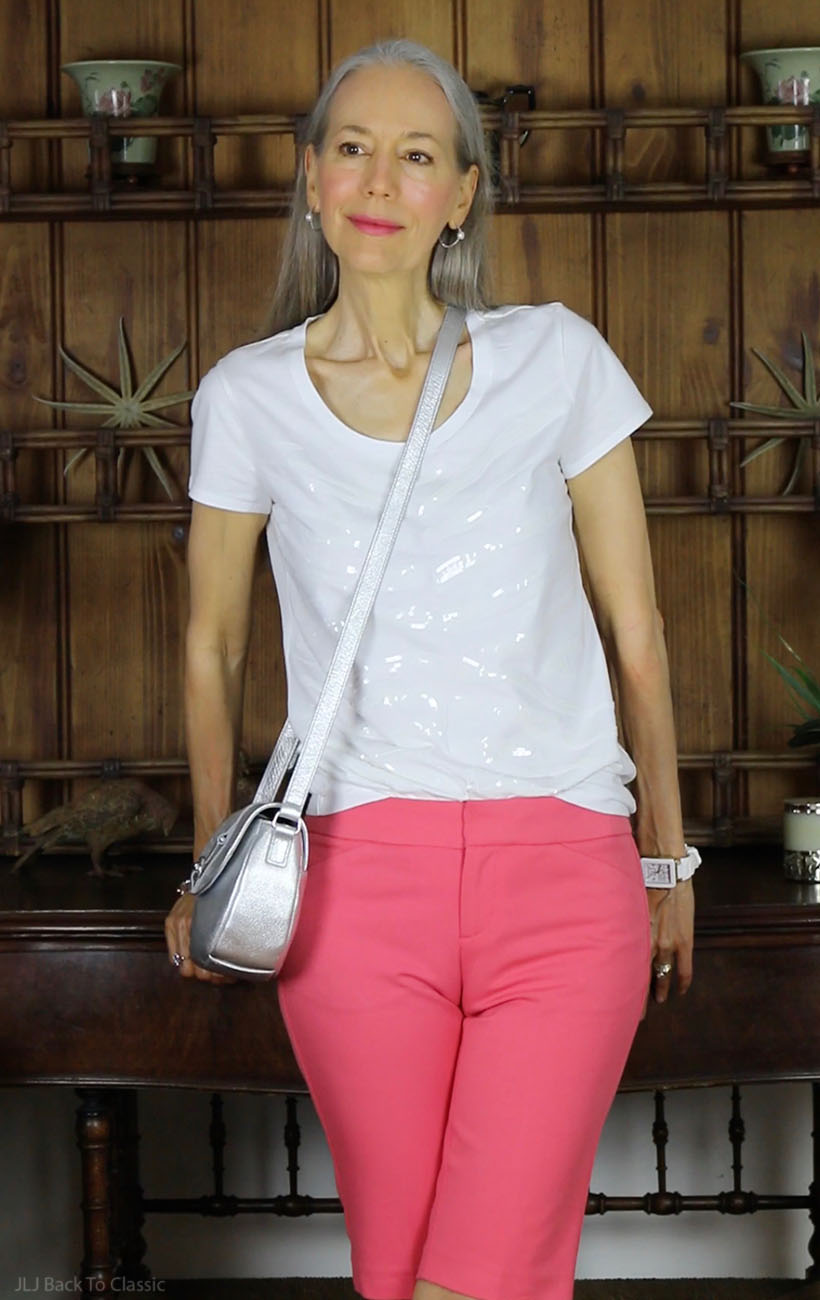 classic-fashion-style-over-40-slim-coral-shorts-white-tee-silver-crossbody