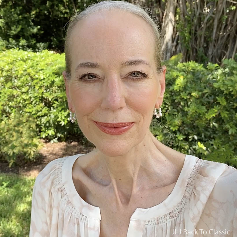 naples-florida-classic-fashion-influencer-janis-lyn-johnson-wearing-jane-iredale-mineral-foundation