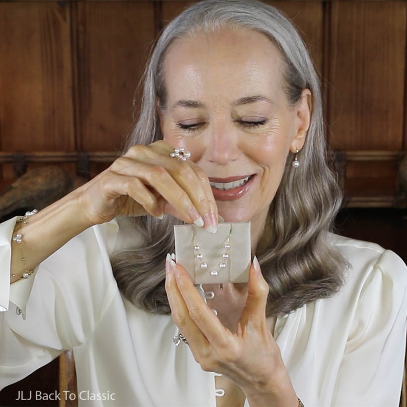 youtube-fashion-influencer-janis-lyn-johnson-unboxing-18k-pearl-necklace-jljbacktoclassic