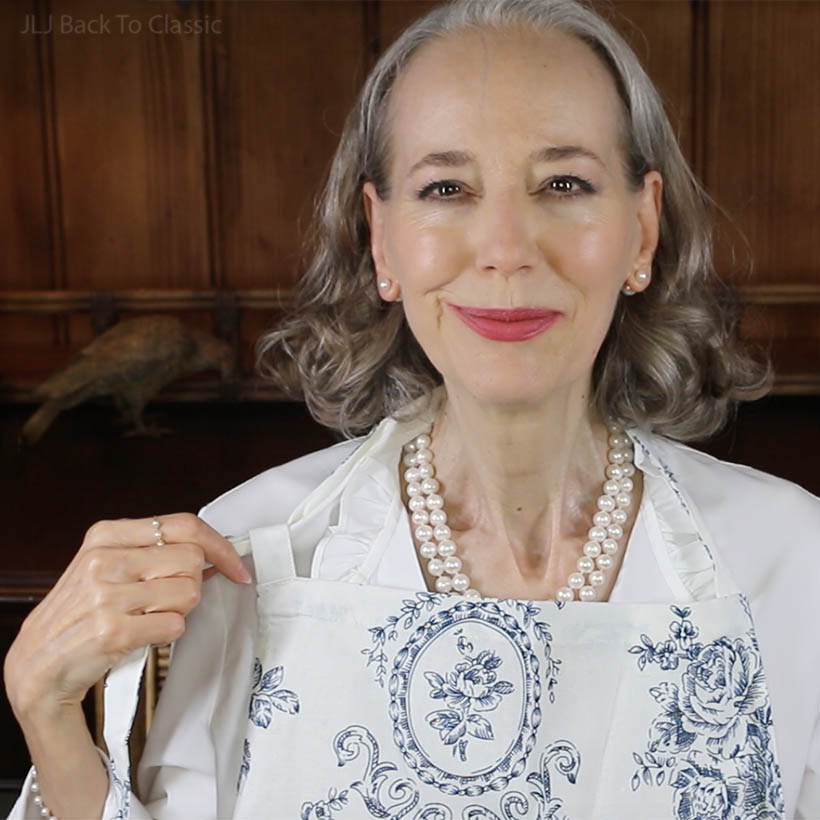 apron-classic-blue-and-white-floral-print-linen-blend-jljbacktoclassic