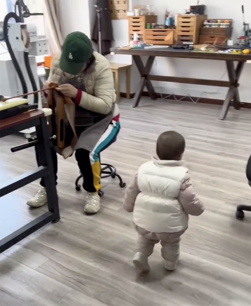naomi-jones-naomicrafted.com-in-her-studio-with-her-daughter