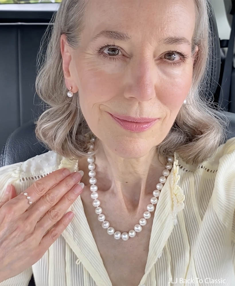 timeless-style-florida-granfuencer-janis-lyn-johnson-wearing-classic-pearl-jewelry