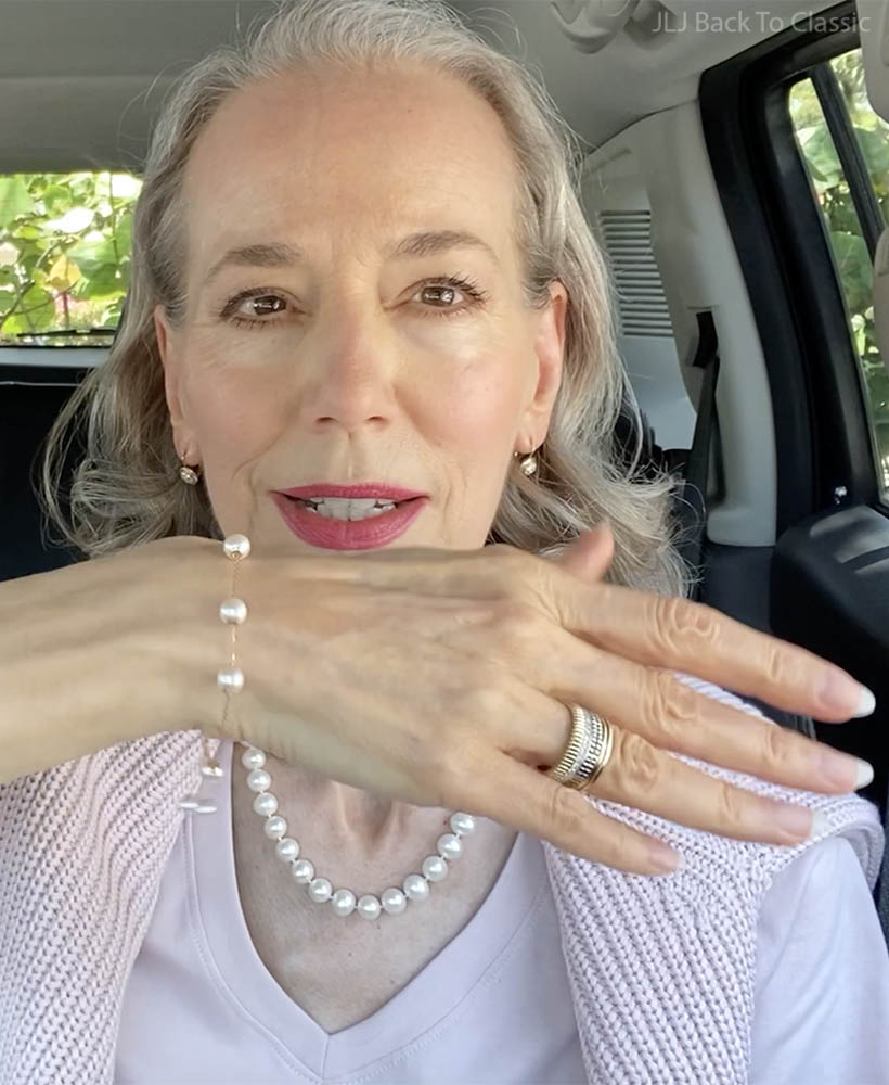 timeless-style-over60-influencer-janis-lyn-johnson-wearing-pearl-necklace-bracelet