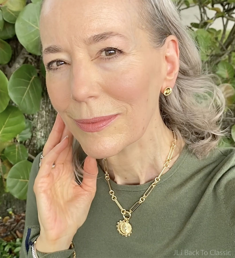 timeless-style-65-influencer-janis-lyn-johnson-wearing-classic-paperclip-necklace